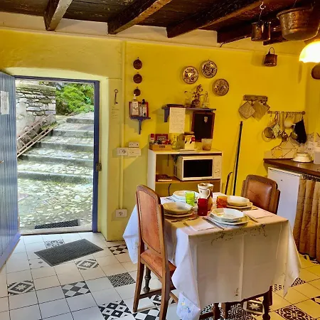 Apartment The Midwife House & Garden
